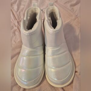Old Navy Kids Iridescent White Boots